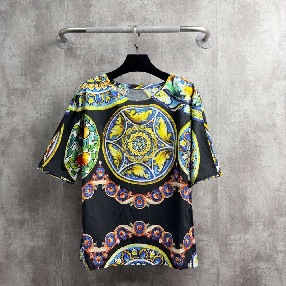 AuthenticDolce & Gabbana Black and Multicolor Short Sleeve Tee